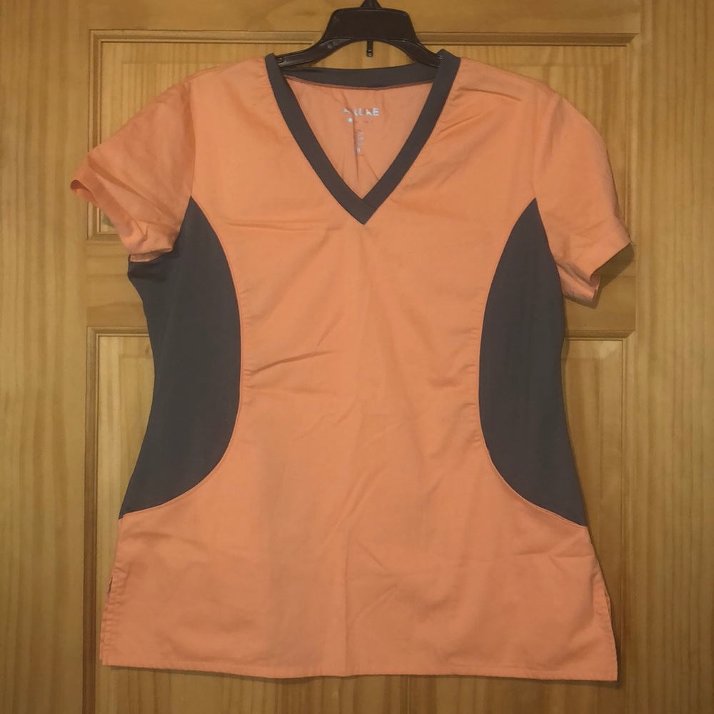 Peach stretch side scrub top